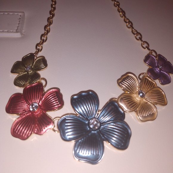 Jewelry - Gold tone enamel flower necklace
